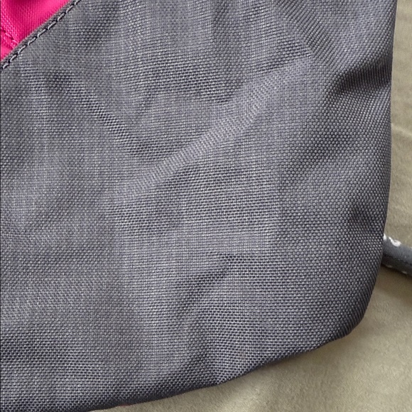 Under Armour Fuchsia and Charcoal Drawstring Bag - Picture 10 of 12